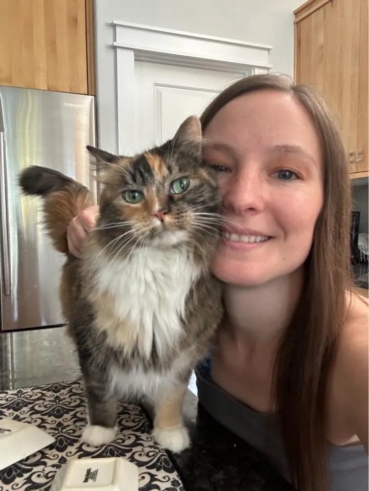 Frau zuhause mit ihrer Katze